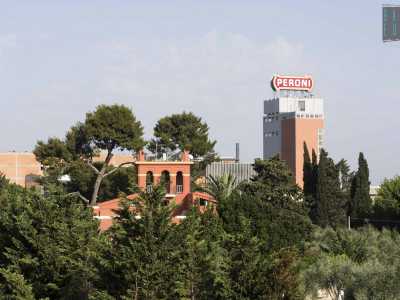 Sulla sinistra si stagliano invece l�insegna dello stabilimento della Birra Peroni e il torrino di una villa del 1898 che oggi ospita un resort